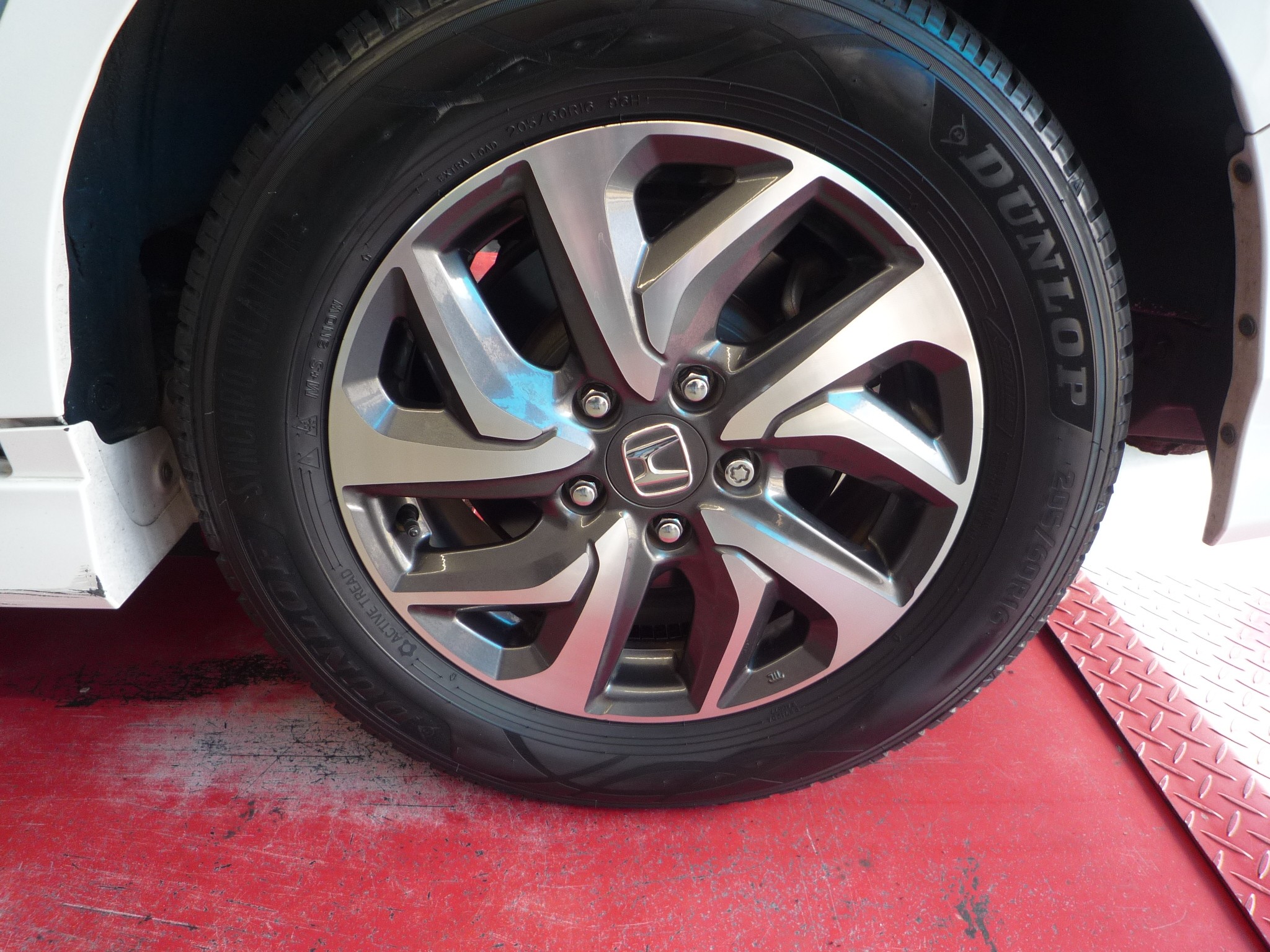 タイヤ交換】ホンダ ステップワゴン オールシーズンタイヤ 205/60R16