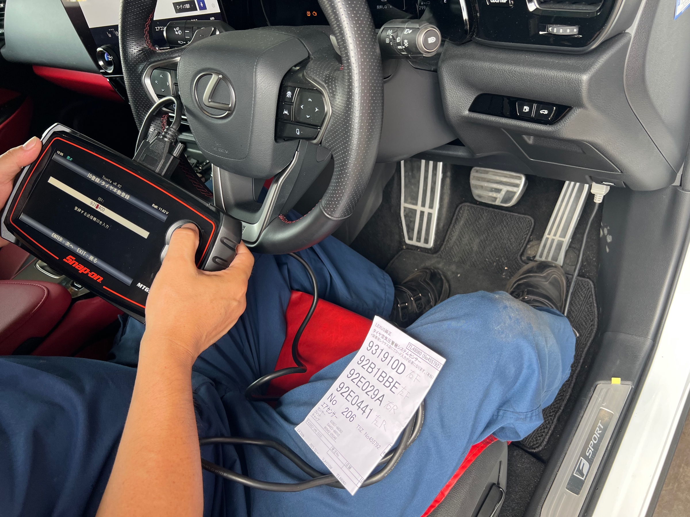 作業事例：レクサスRX F SPORT TPMS（空気圧センサー）登録でご来店