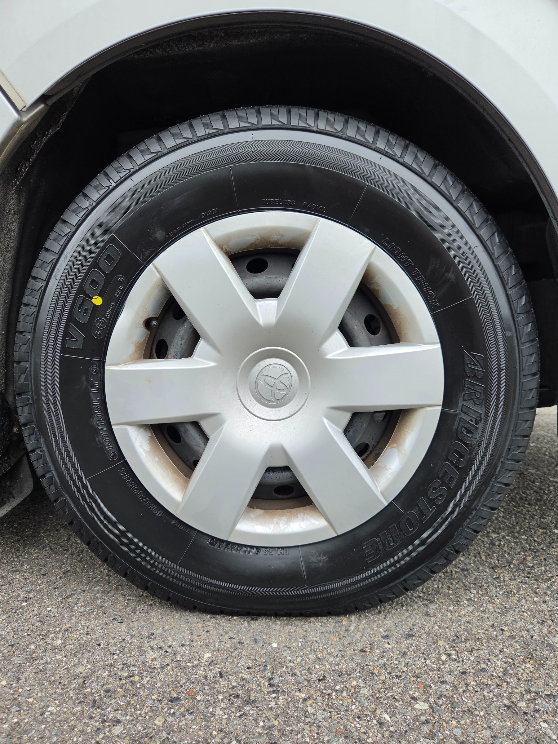 ☆彡トヨタ ハイエース ブリヂストンV600 195/80R15 107L タイヤ交換