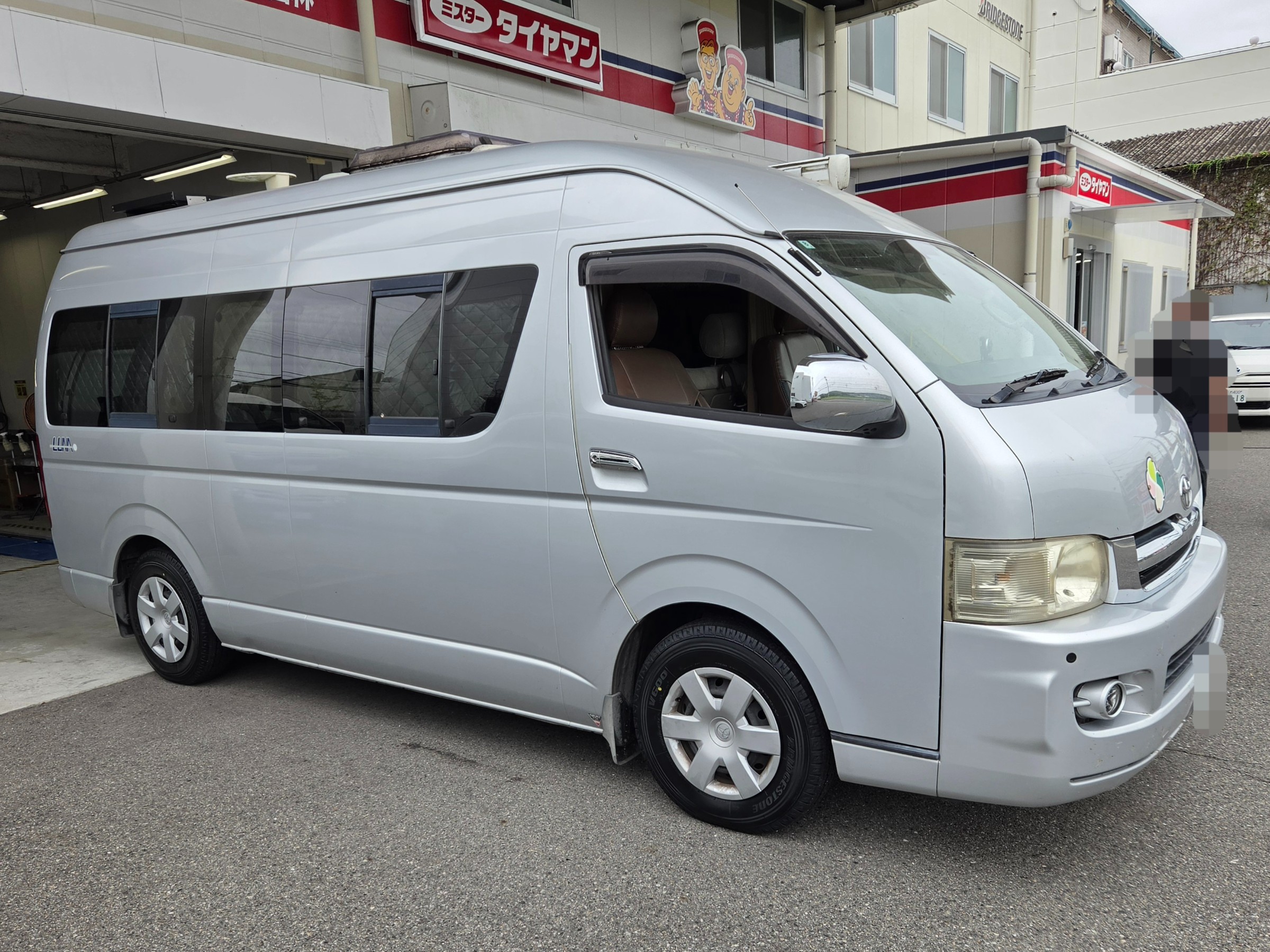 ☆彡トヨタ ハイエース ブリヂストンV600 195/80R15 107L タイヤ交換