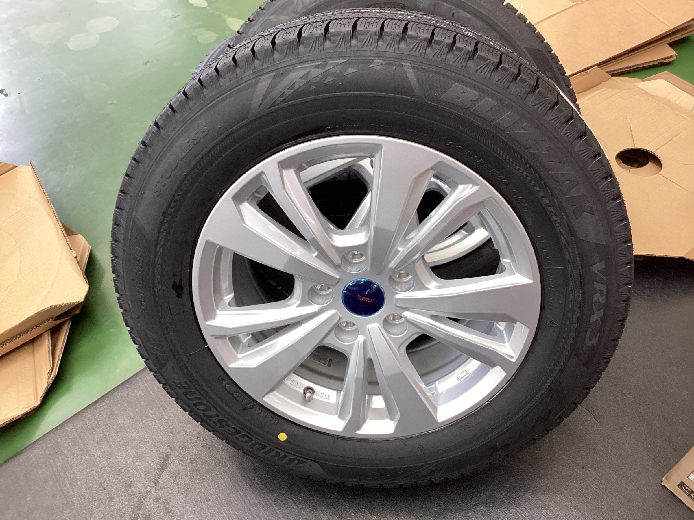 BMWにブリザックVRX3｜205/65R16アルミセットご購入いただきました