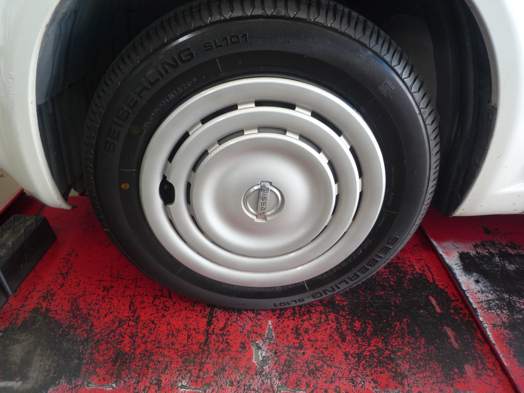 タイヤ交換】ニッサン キューブ セイバーリングSL101 175/65R15