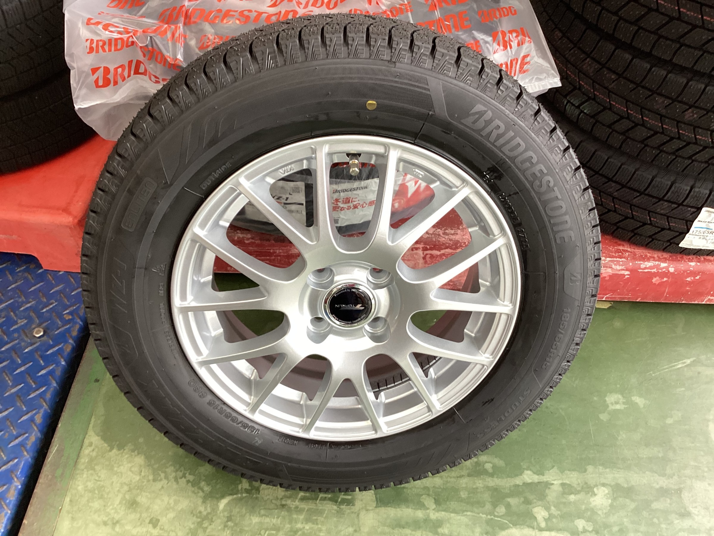 ブリヂストン 185/65R15 アクア　トヨタ純正タイヤ・ホイールセット アクアにブリザックWZ-1｜185/65R15アルミセットご購入いただきました