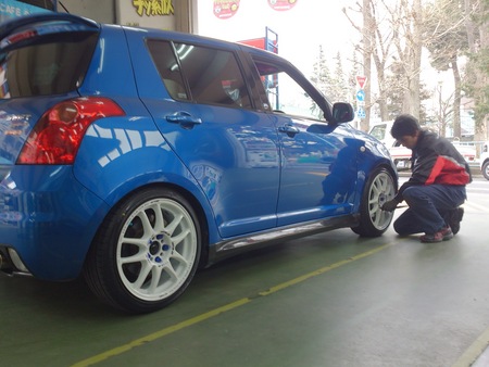 スイフト 車高調 タイヤホイール 技術 サービス ミスタータイヤマン 井草店 東京都のタイヤ カー用品ショップ ブリヂストンのタイヤ専門店