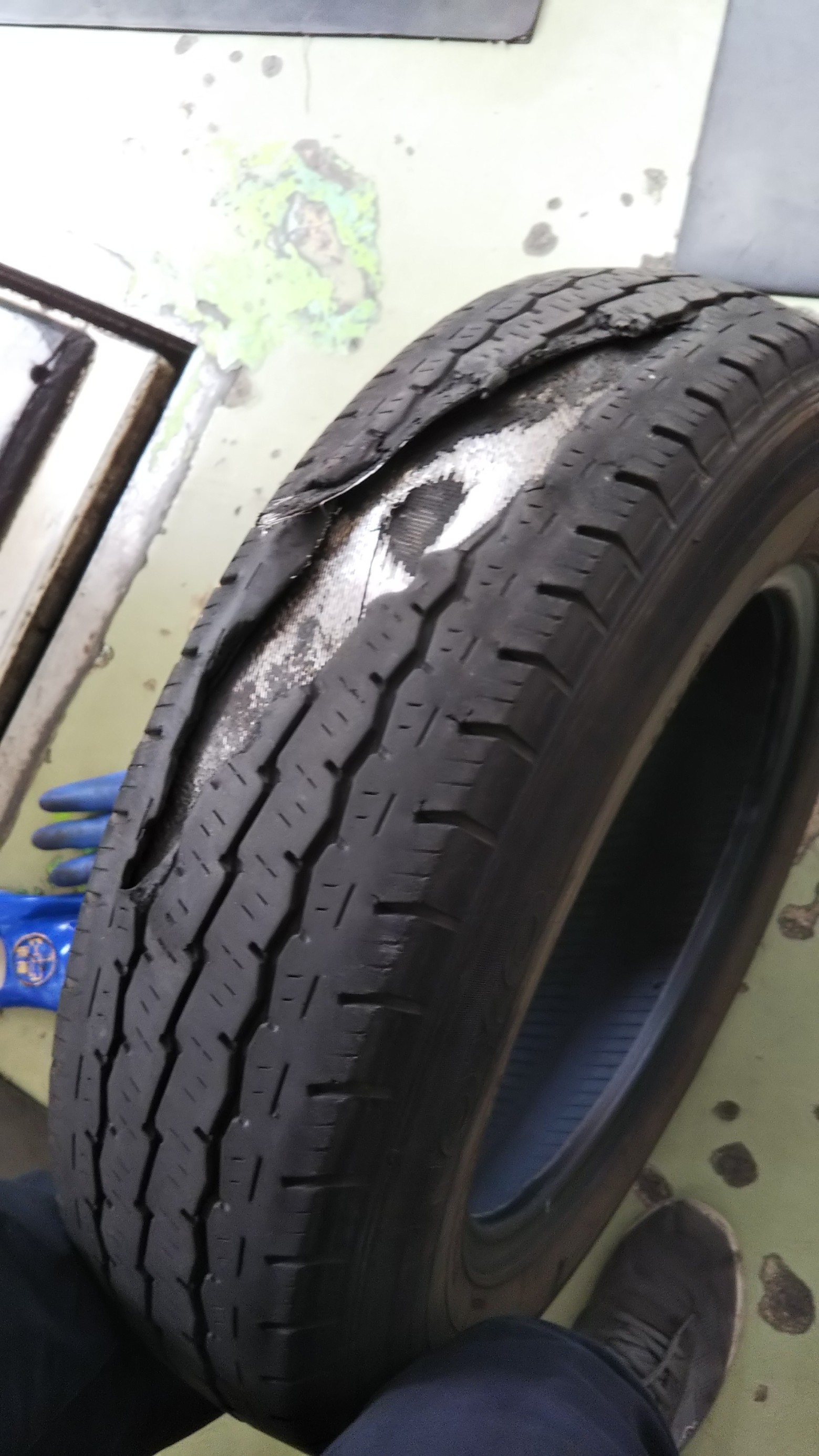 タイヤの異変にご注意 W スタッフ日記 ミスタータイヤマン ホリエ 大阪府 和歌山県のタイヤ カー用品ショップ ブリヂストンの タイヤ専門店 ミスタータイヤマン