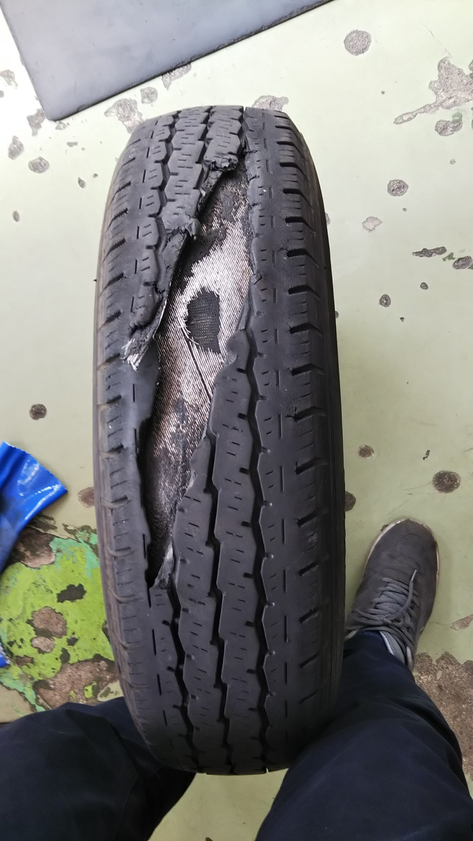 タイヤの異変にご注意 W スタッフ日記 ミスタータイヤマン ホリエ 大阪府 和歌山県のタイヤ カー用品ショップ ブリヂストンの タイヤ専門店 ミスタータイヤマン