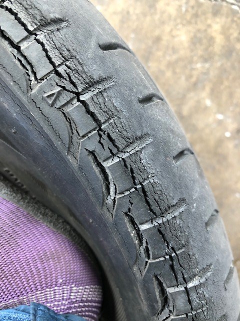 ヒビの入ったタイヤがヤバイ話 スタッフ日記 ミスタータイヤマン 川西店 長野県のタイヤ カー用品ショップ ブリヂストンのタイヤ専門店