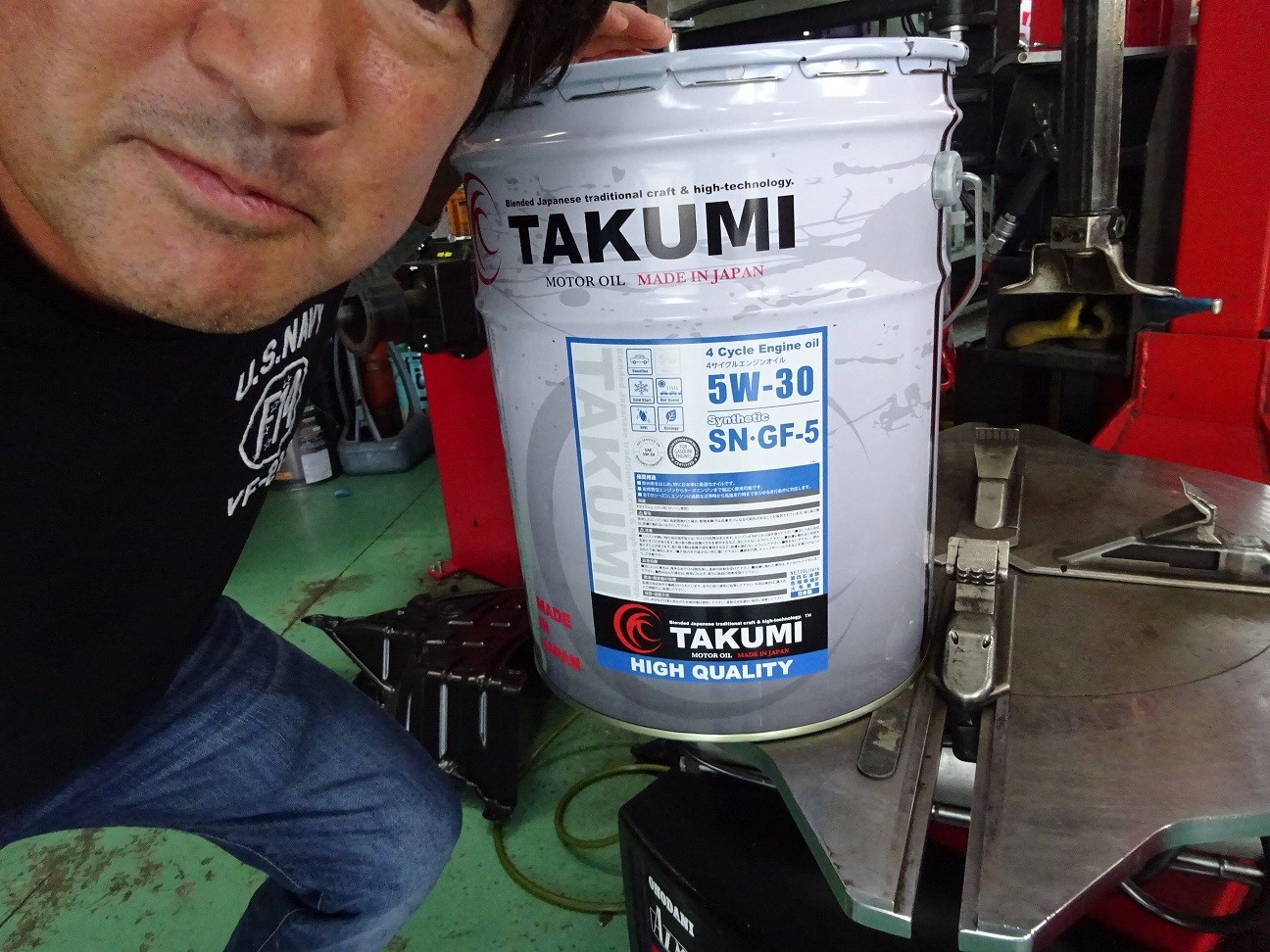 モザイクズレ 200系 ハイエースにTAKUMIオイル交換 | トヨタ ハイエース メンテナンス商品 オイル関連 > エンジンオイル交換 | スタッフ日記 |  ミスタータイヤマン M-Tech | ブリヂストンのタイヤ専門店 ミスタータイヤマン
