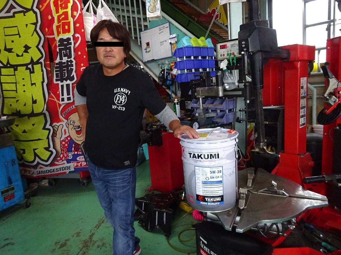 モザイクズレ 200系 ハイエースにTAKUMIオイル交換 | トヨタ ハイエース メンテナンス商品 オイル関連 > エンジンオイル交換 | スタッフ日記 |  ミスタータイヤマン M-Tech | ブリヂストンのタイヤ専門店 ミスタータイヤマン