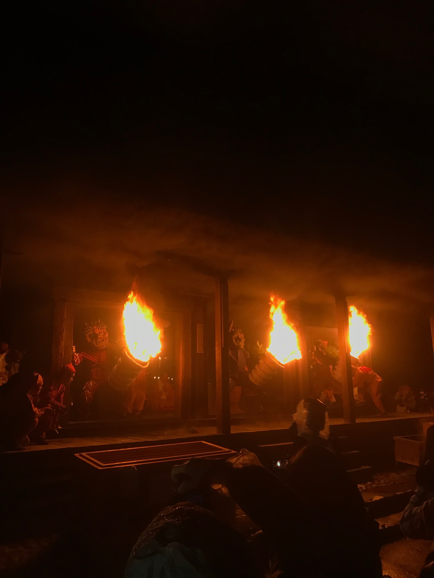 昨夜、近くで行われた鬼走りという伝統行事に行って来ました。なんと500年以上も続いてます。