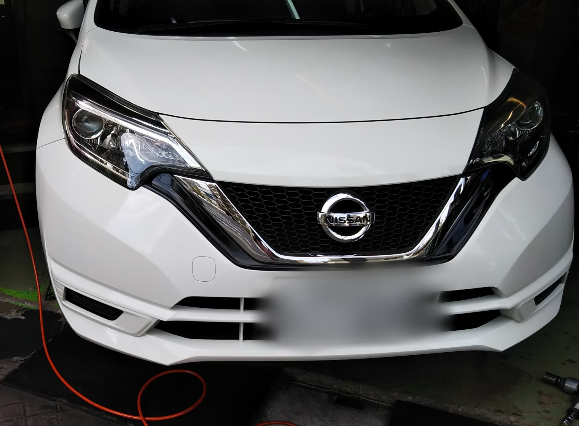 Nissan ノートタイヤ交換 人 日産 ノート タイヤ スタッフ日記 ミスタータイヤマン ホリエ 大阪府 和歌山県のタイヤ カー用品ショップ ブリヂストンのタイヤ専門店 ミスタータイヤマン