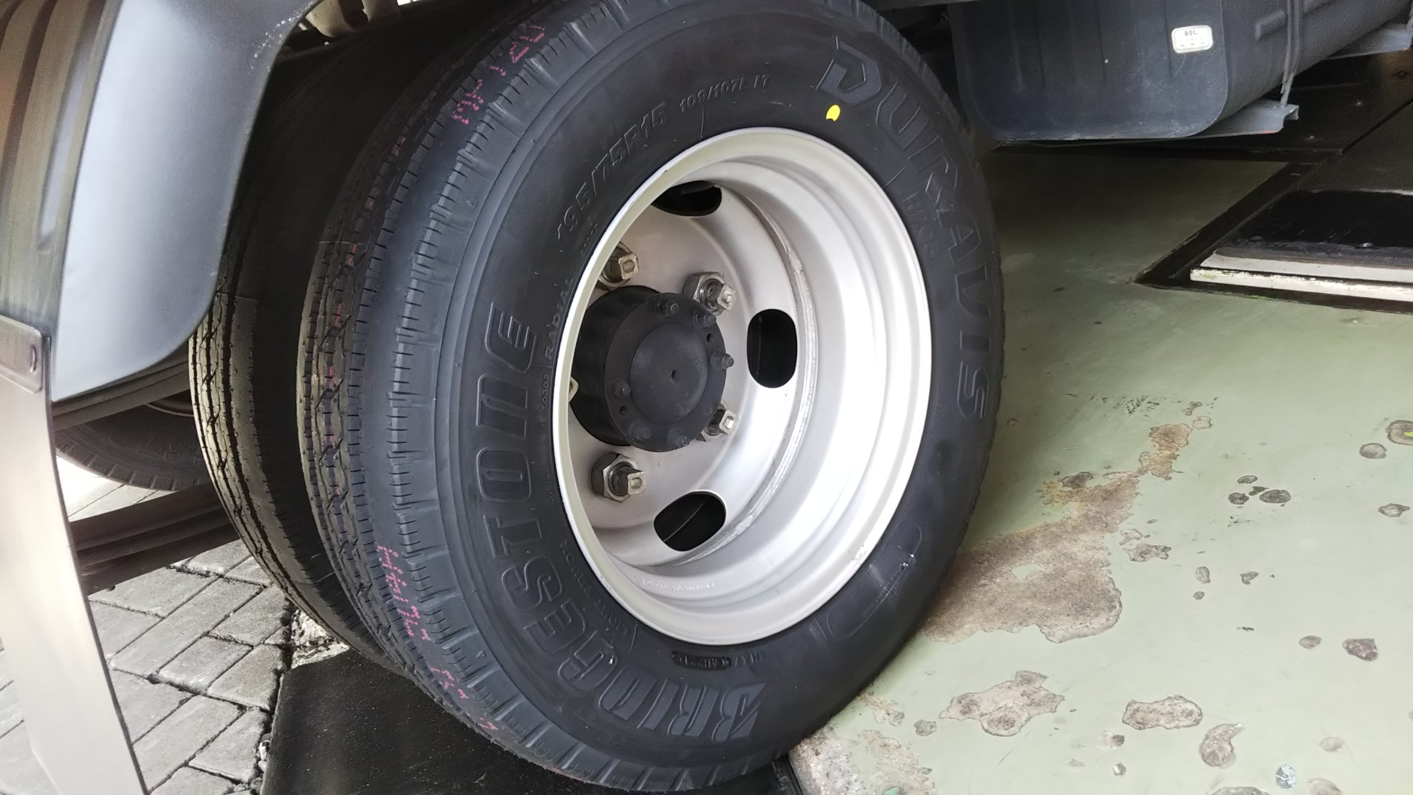 デュトロタイヤ交換編d O B スタッフ日記 ミスタータイヤマン ホリエ 大阪府 和歌山県のタイヤ カー用品ショップ ブリヂストンの タイヤ専門店 ミスタータイヤマン