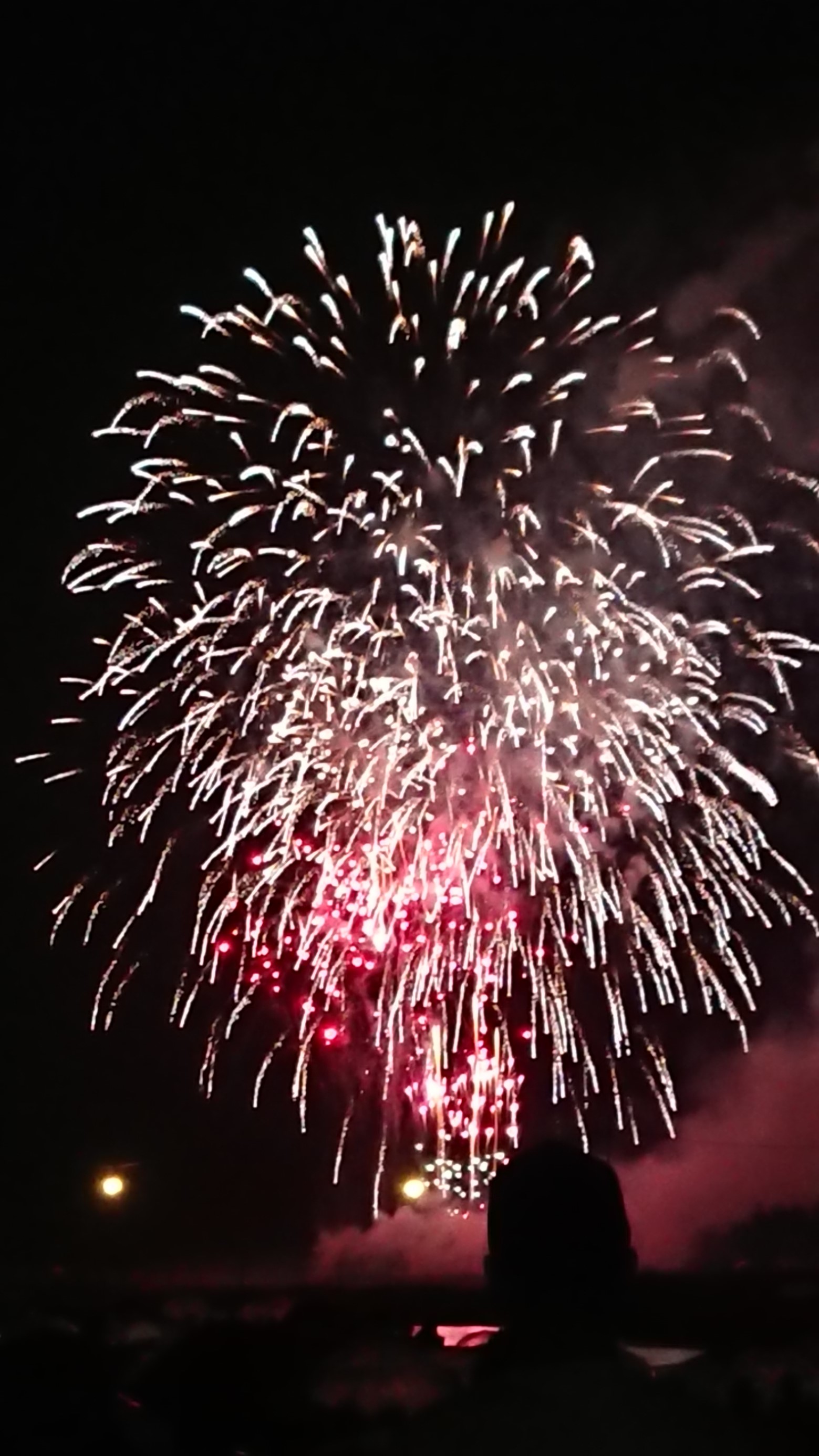 雨の中の花火 W スタッフ日記 ミスタータイヤマン ナカニシ 三重県のタイヤ カー用品ショップ ブリヂストンのタイヤ専門店
