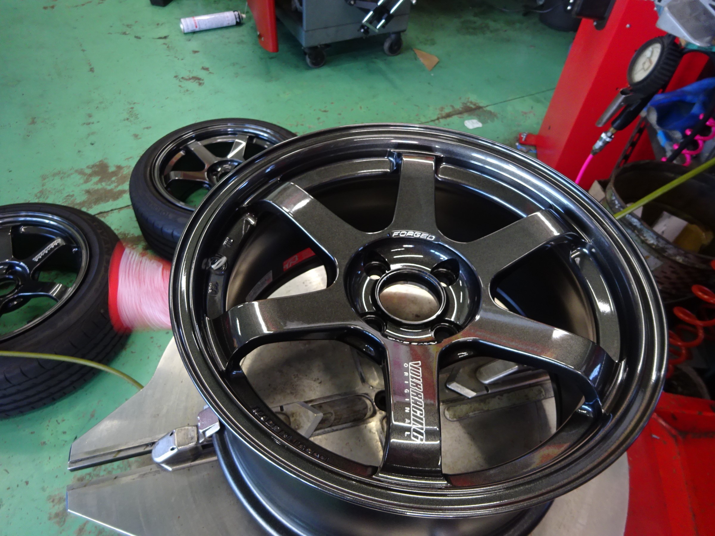 NDロードスター NR-A TE37Rマジックスプリング マツダ ロードスター ホイール タイヤ・ホイール関連 アライメント調整 スタッフ日記 ミスタータイヤマン M-Tech ブリヂストンのタイヤ専門店 ミスタータイヤマン NDロードスター NR-A 純正ホイール (RE003バリ山タイヤ付)