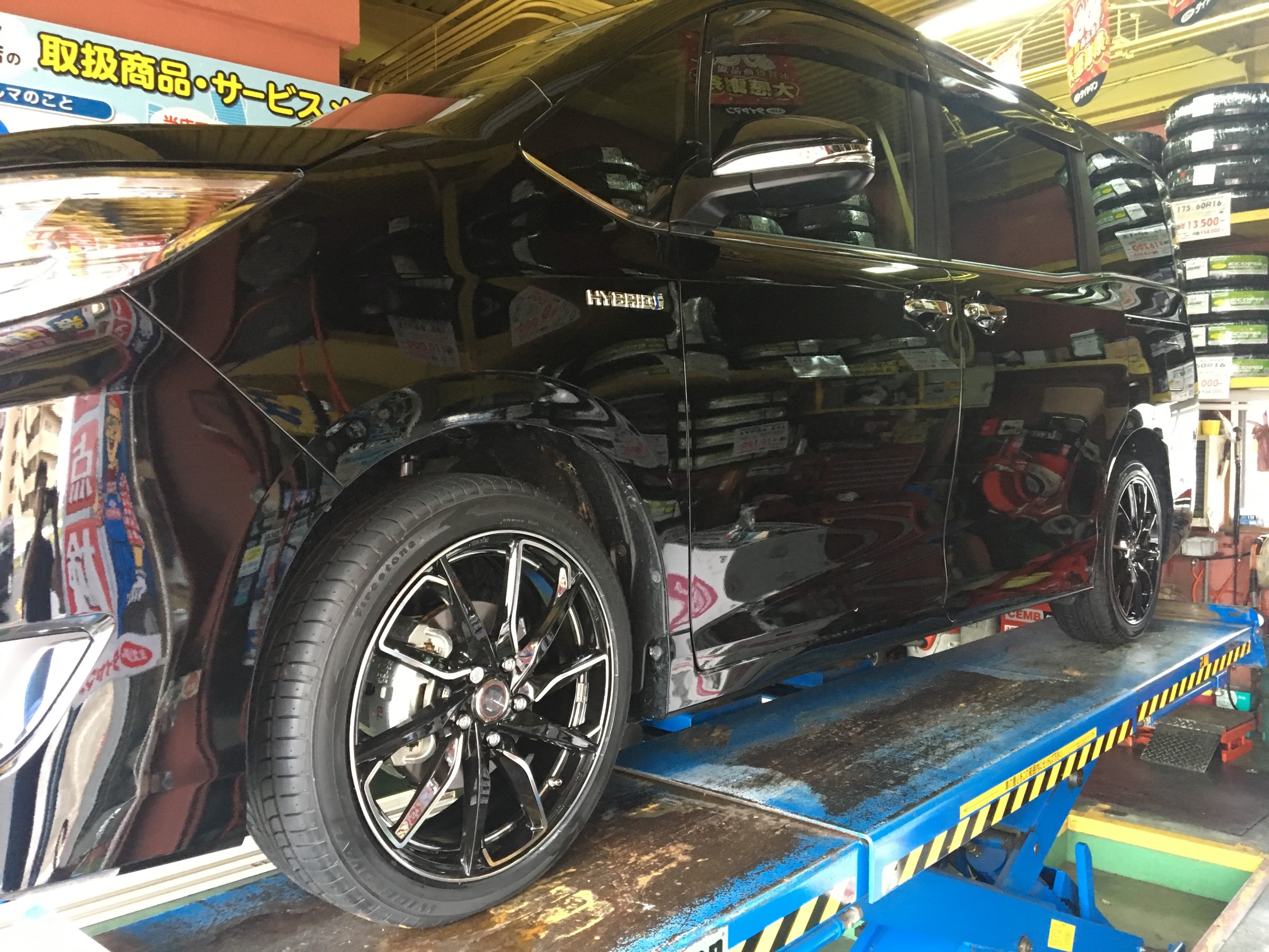 装着事例 エスクァイアに18インチ トヨタ エスクァイア ホイール タイヤ ホイール関連 乗用車用タイヤ交換 スタッフ日記 ミスタータイヤマン 古市 タイヤ カー用品ショップ ブリヂストンのタイヤ専門店