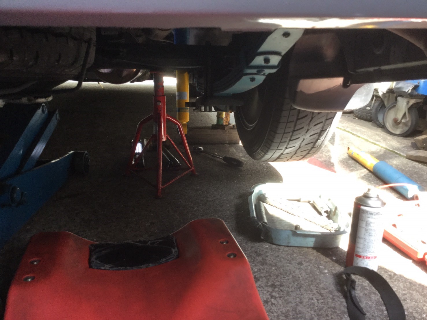 ヽ ノ本日はハイエースショック交換編です スタッフ日記 ミスタータイヤマン Paddock泉 大阪府 和歌山県のタイヤ カー用品ショップ ブリヂストンのタイヤ専門店