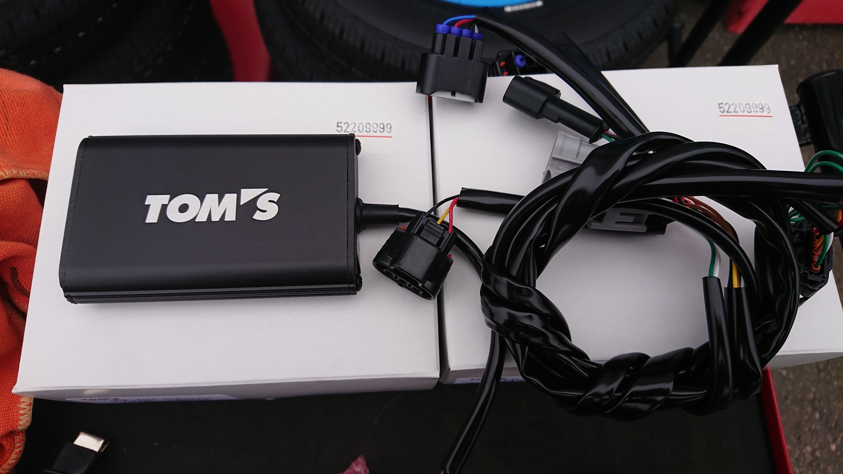 久々の電子パーツ取り付け LS500さんにスロットルコントローラー