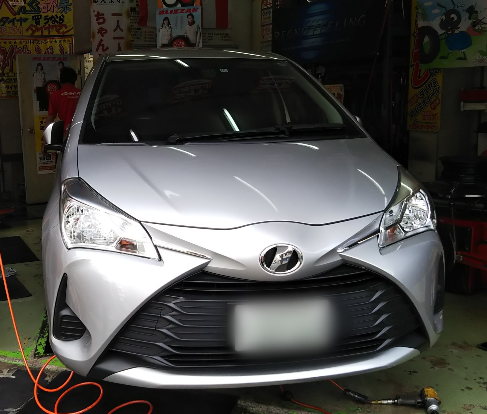 トヨタ ヴィッツタイヤ交換 O トヨタ ヴィッツ タイヤ スタッフ日記 ミスタータイヤマン ホリエ 大阪府 和歌山県のタイヤ カー用品ショップ ブリヂストンのタイヤ専門店 ミスタータイヤマン