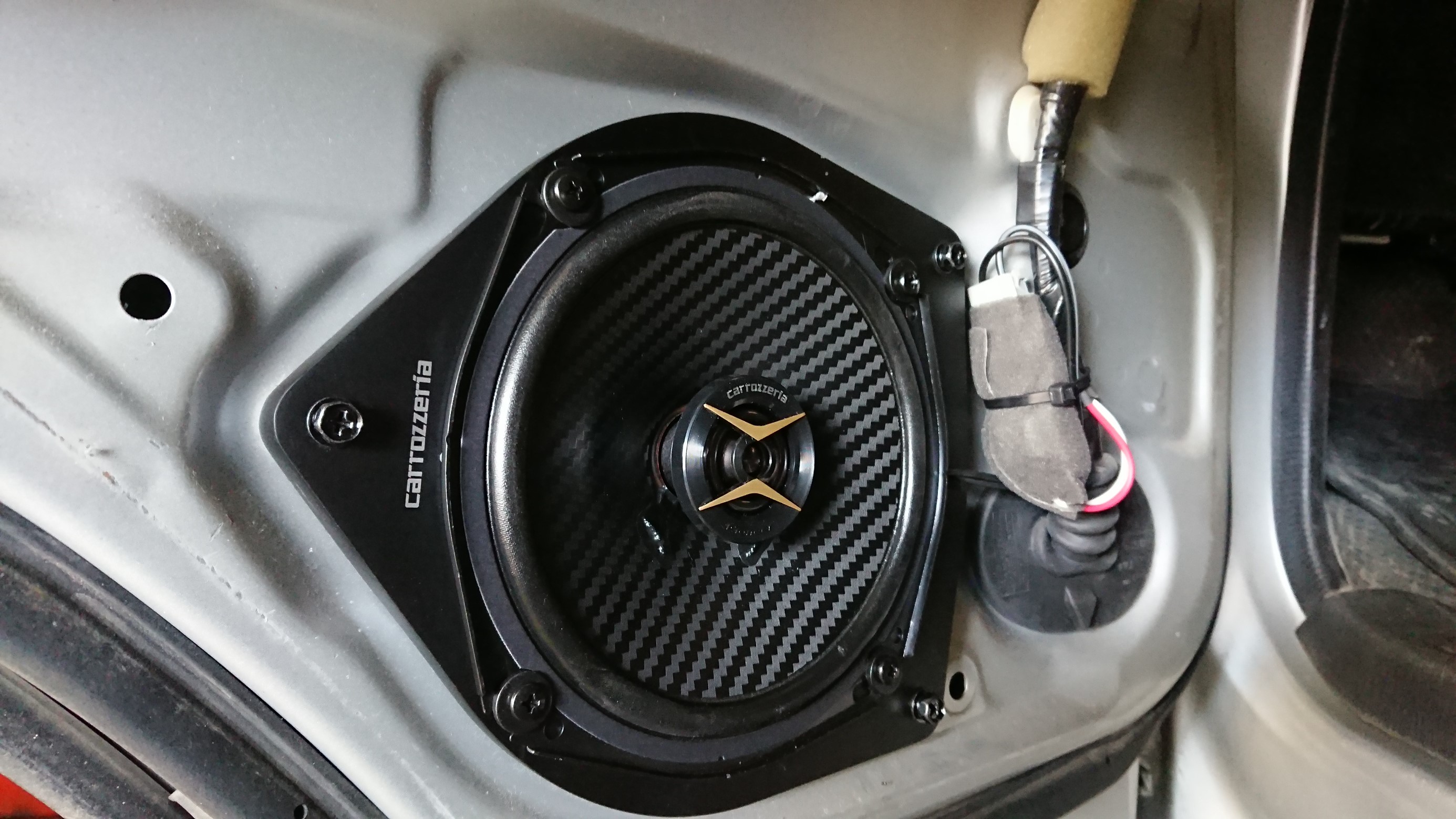 ハイエースにいつものバックカメラ スピーカー取り付け トヨタ ハイエース Av ナビ機器 カー用品取付 モニター取付 彰の営業日誌 ミスタータイヤマン 広尾 北海道のタイヤ カー用品ショップ ブリヂストンのタイヤ専門店