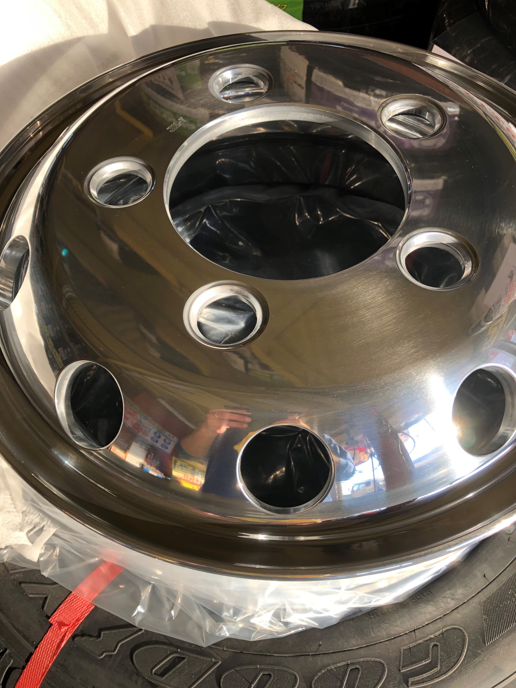 トラックにもアルミホイール スタッフ日記 ミスタータイヤマン 古市 タイヤ カー用品ショップ ブリヂストンのタイヤ専門店