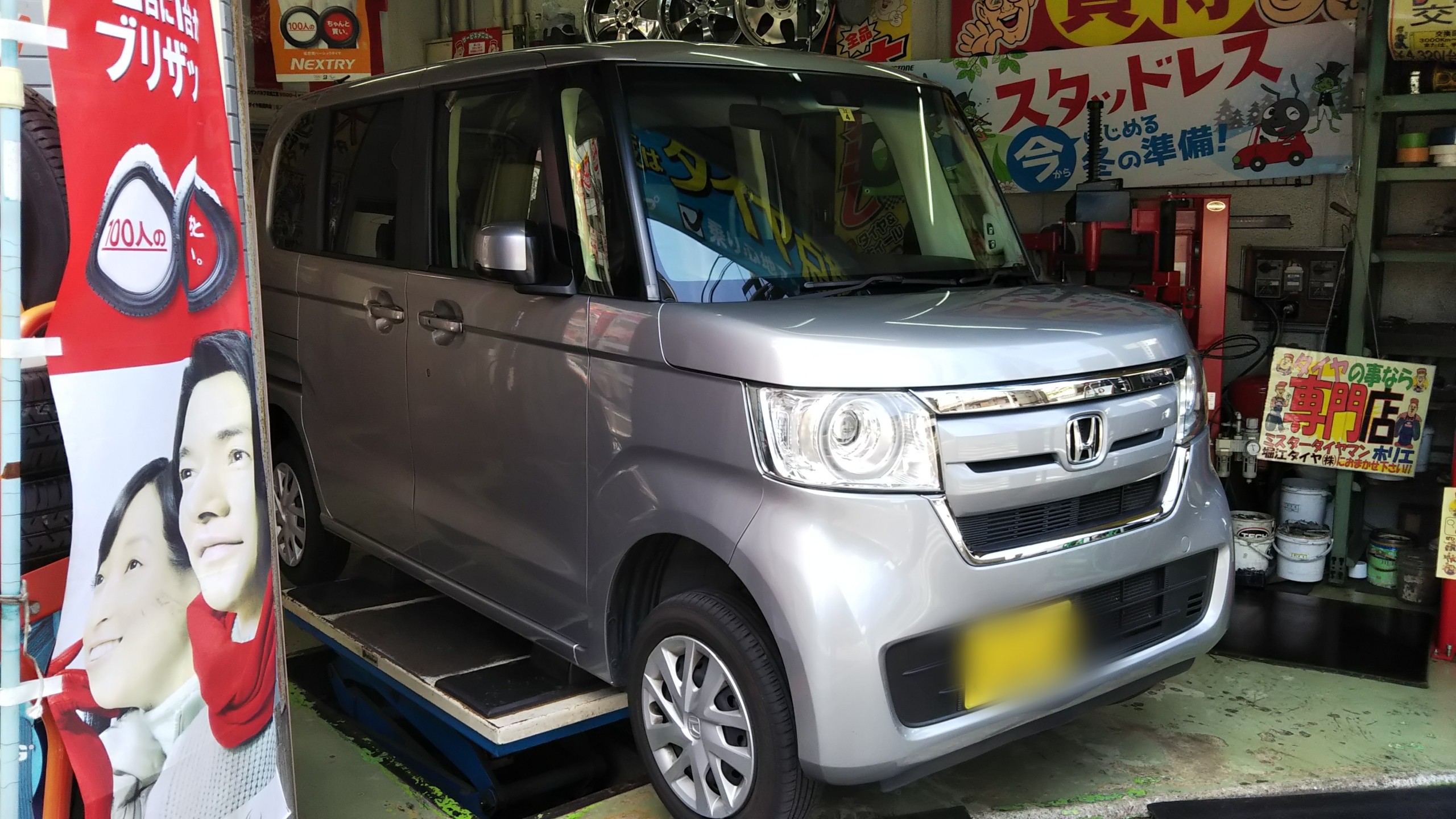 ホンダ Nboxタイヤ交換 O O O ホンダ Nbox タイヤ スタッフ日記 ミスタータイヤマン ホリエ 大阪府 和歌山県のタイヤ カー用品ショップ ブリヂストンのタイヤ専門店 ミスタータイヤマン
