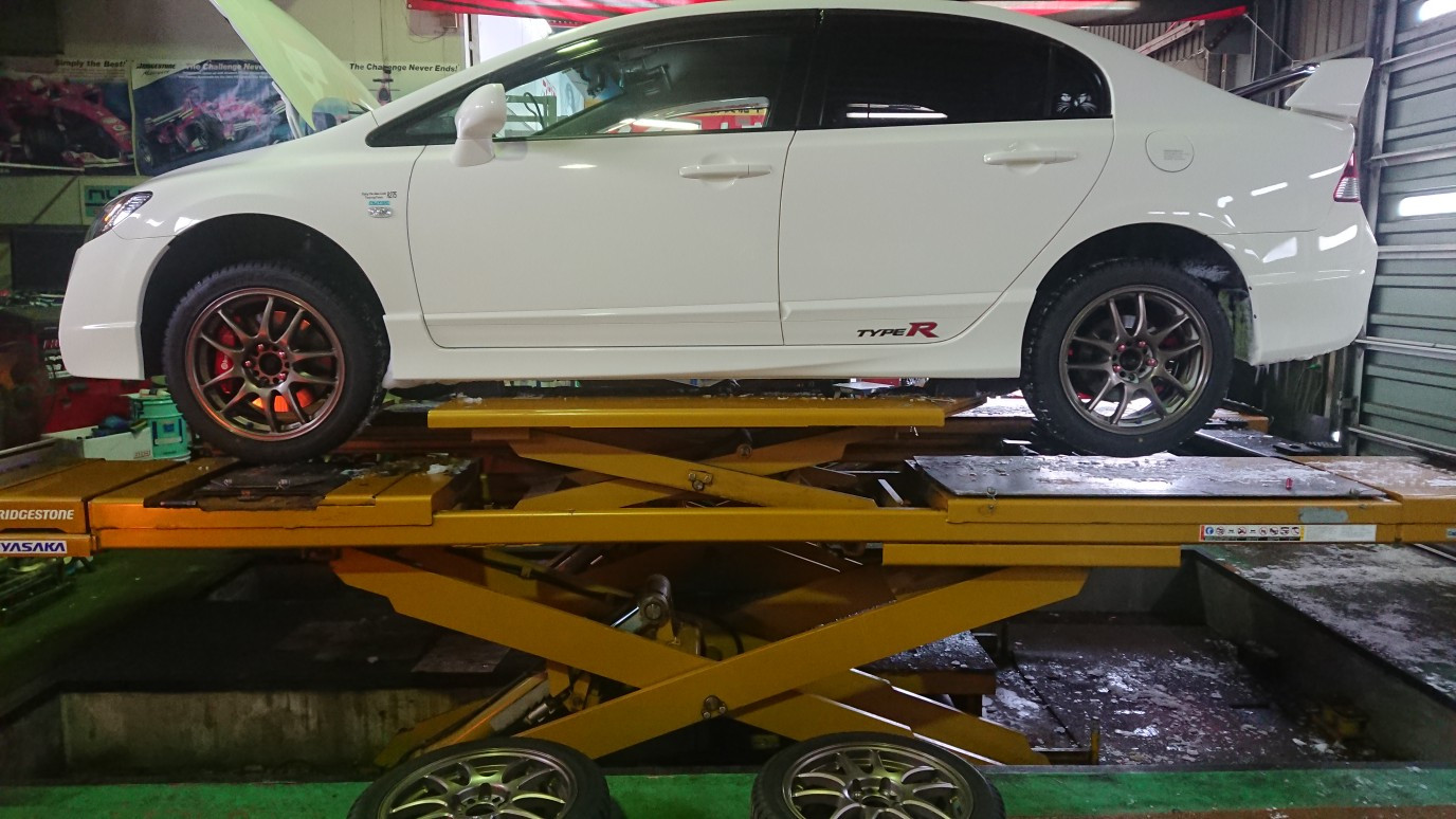シビックの真冬仕様に ホンダ シビック メンテナンス商品 カー用品取付 ブレーキ関係取付 スタッフ日記 ミスタータイヤマン 名寄店 北海道のタイヤ カー用品ショップ ブリヂストンのタイヤ専門店