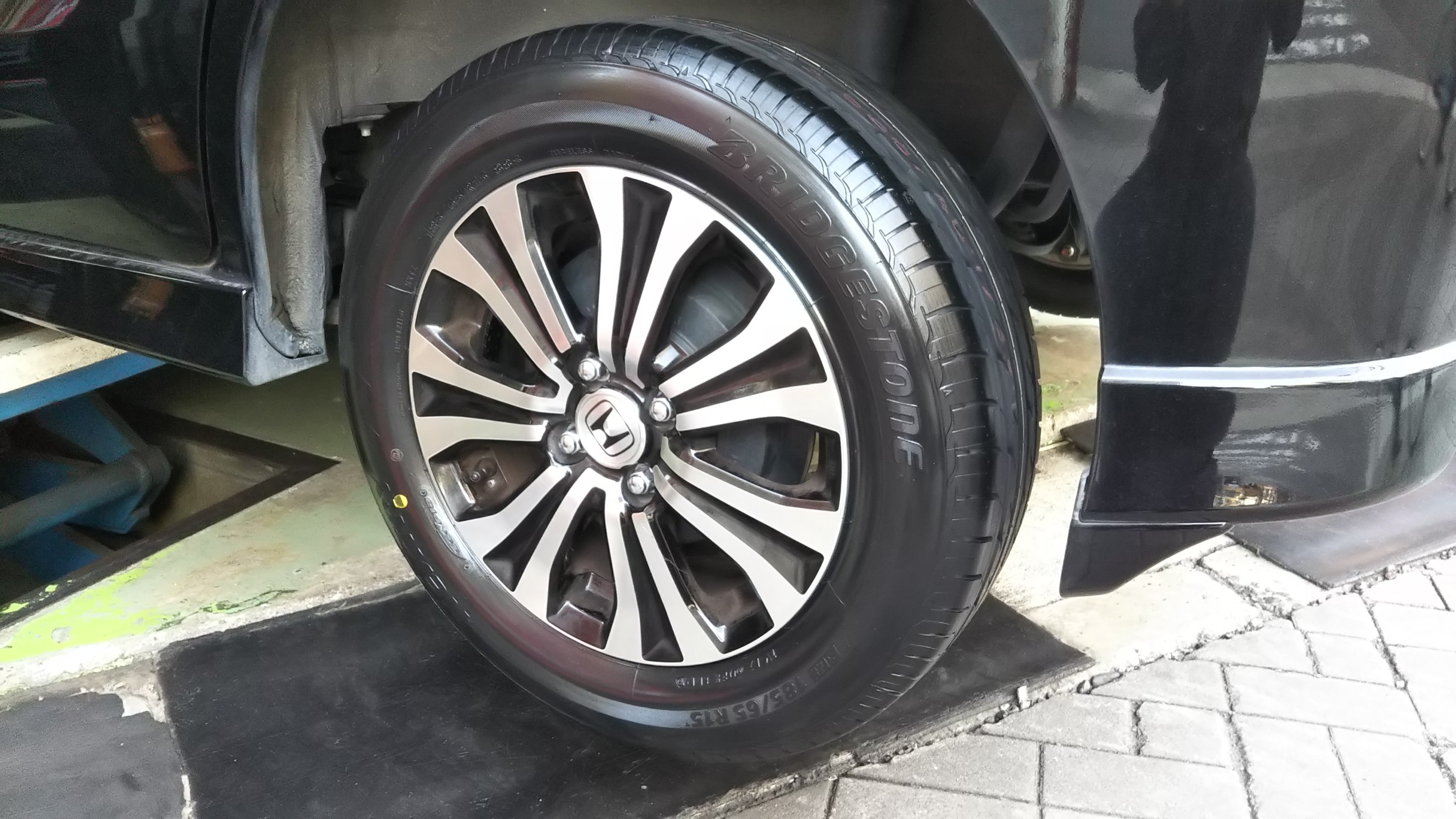 ホンダ フリードスパイク タイヤ交換！！(*^^*) | ホンダ フリード