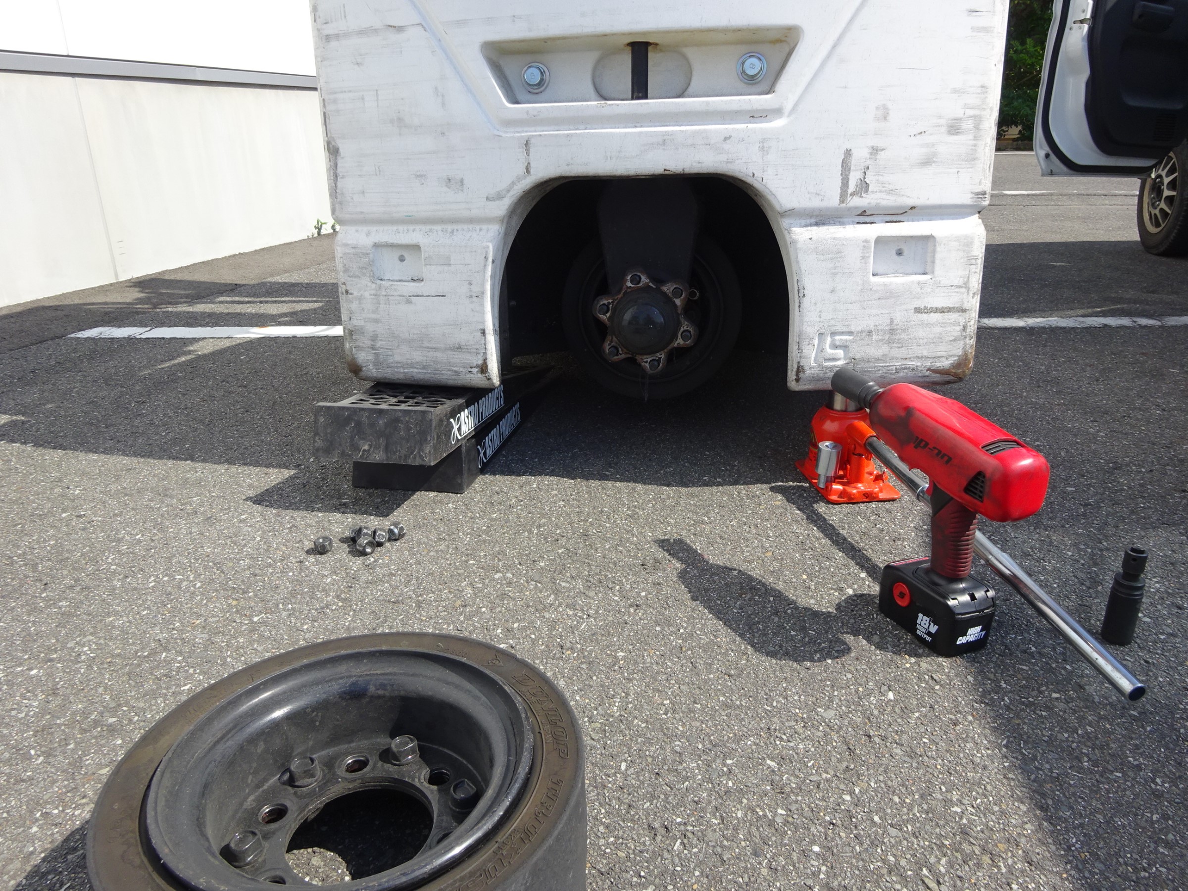 フォークリフトのタイヤ交換 出張作業 トヨタ タイヤ タイヤ ホイール関連 商用車用タイヤ交換 スタッフ日記 ミスタータイヤマン M Tech ブリヂストンのタイヤ専門店 ミスタータイヤマン