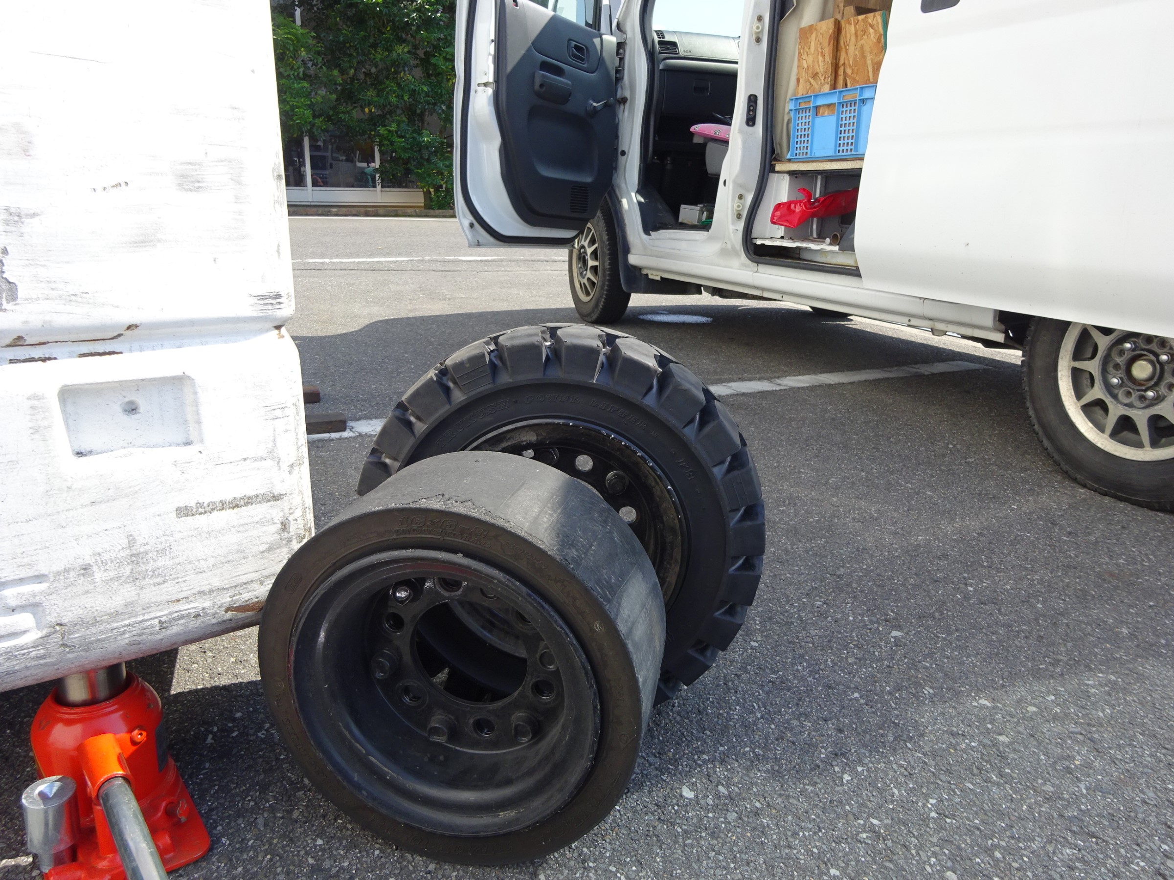 フォークリフトのタイヤ交換 出張作業 トヨタ タイヤ タイヤ ホイール関連 商用車用タイヤ交換 スタッフ日記 ミスタータイヤマン M Tech ブリヂストンのタイヤ専門店 ミスタータイヤマン