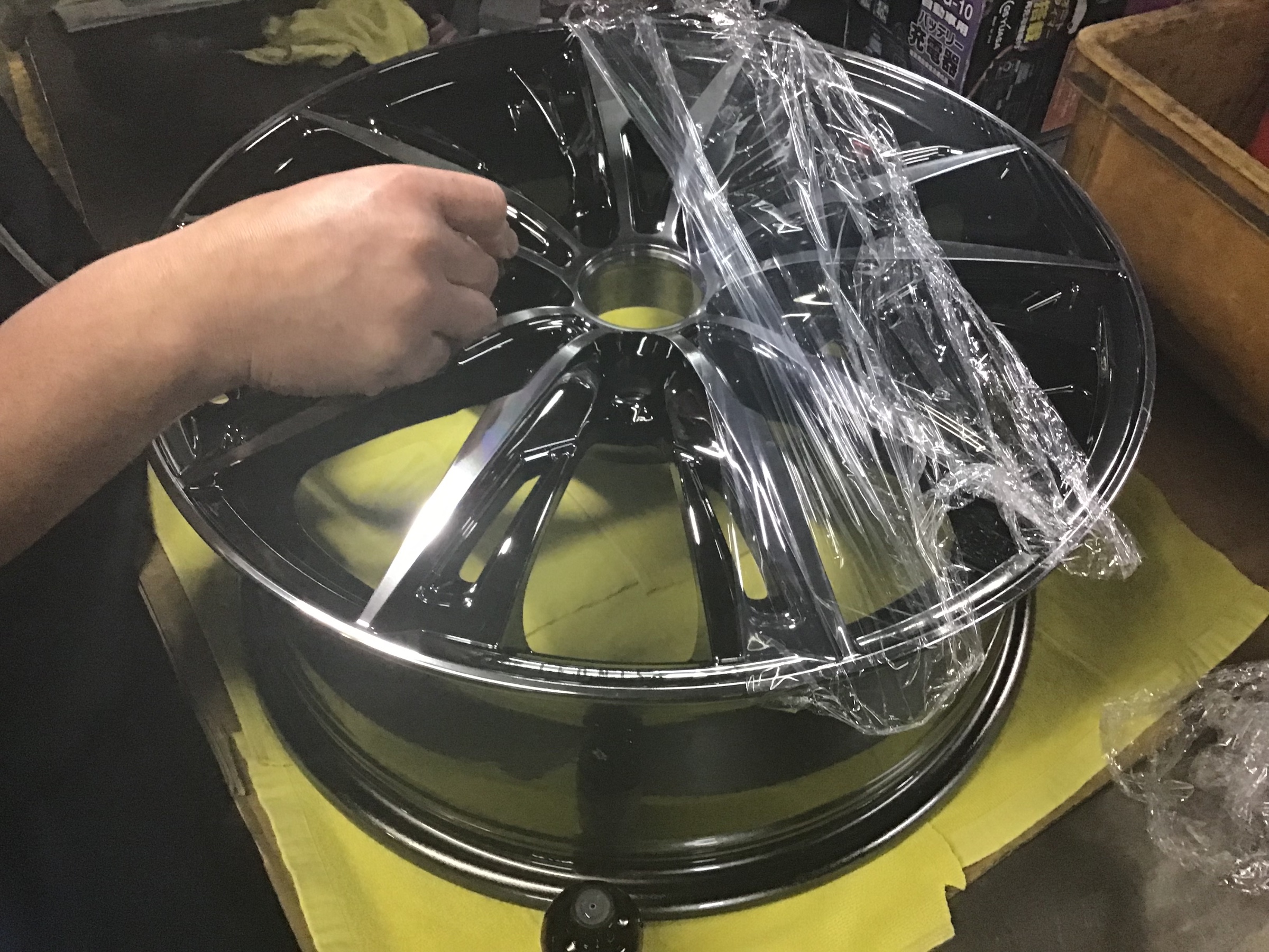 表側の塗り込み作業