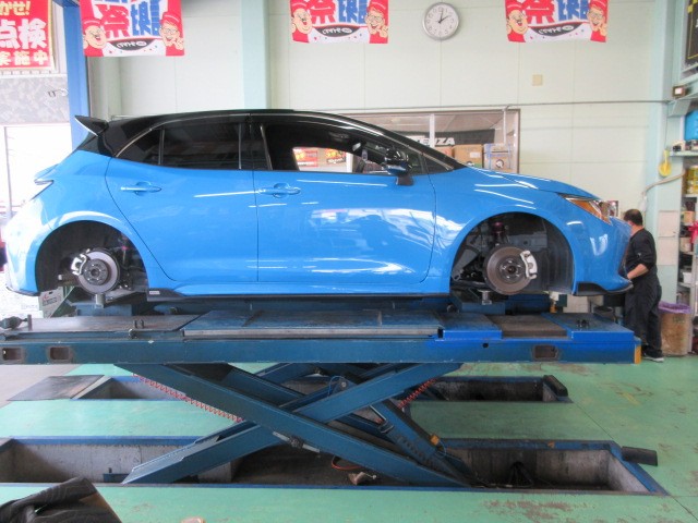 青いカローラスポーツのタイヤ交換・シエンタ/キャリートラック車検