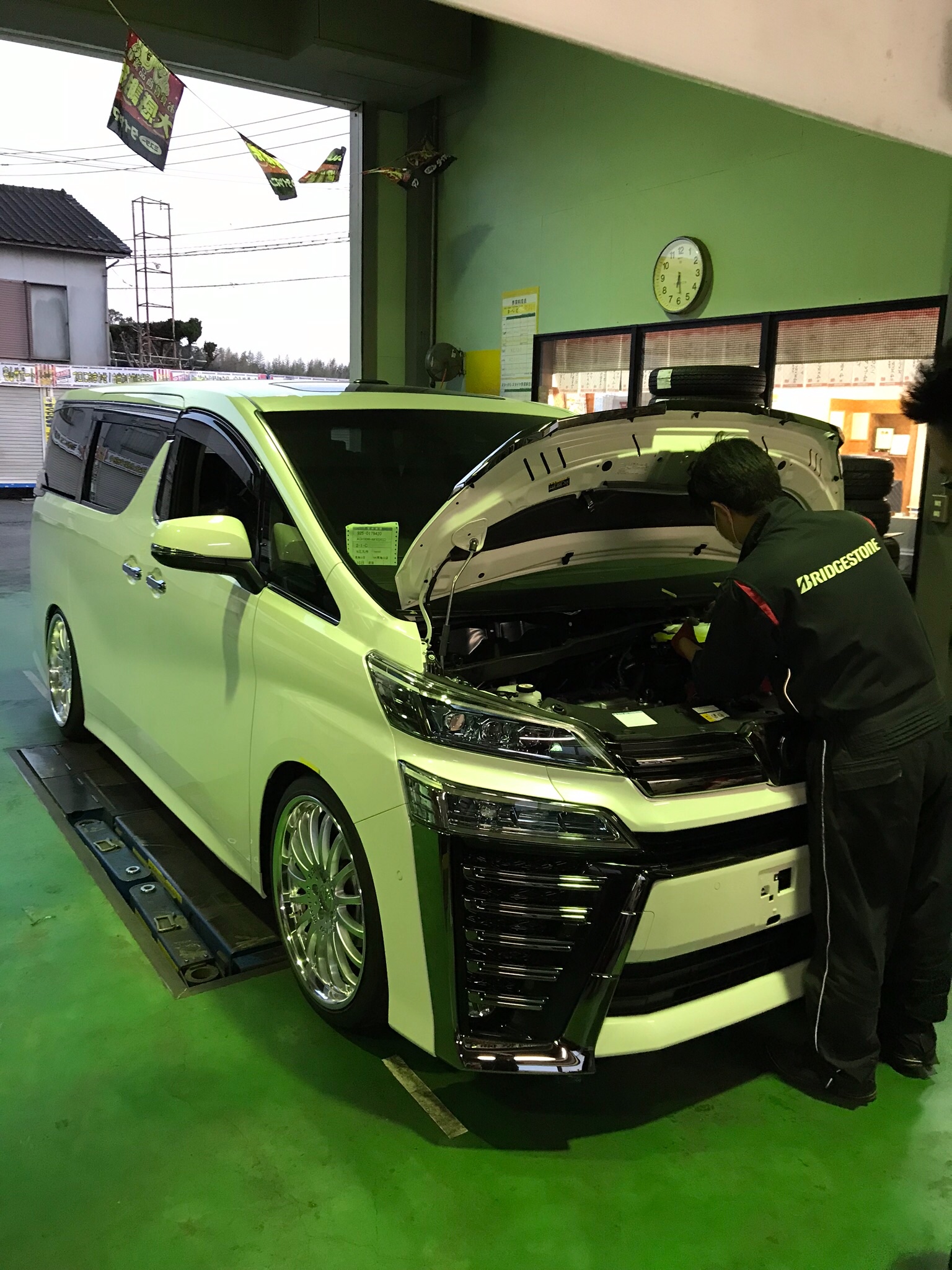 いろいろなタイヤ交換致します 技術 サービス ミスタータイヤマン パドック飯塚 福岡県のタイヤ カー用品ショップ ブリヂストンのタイヤ専門店