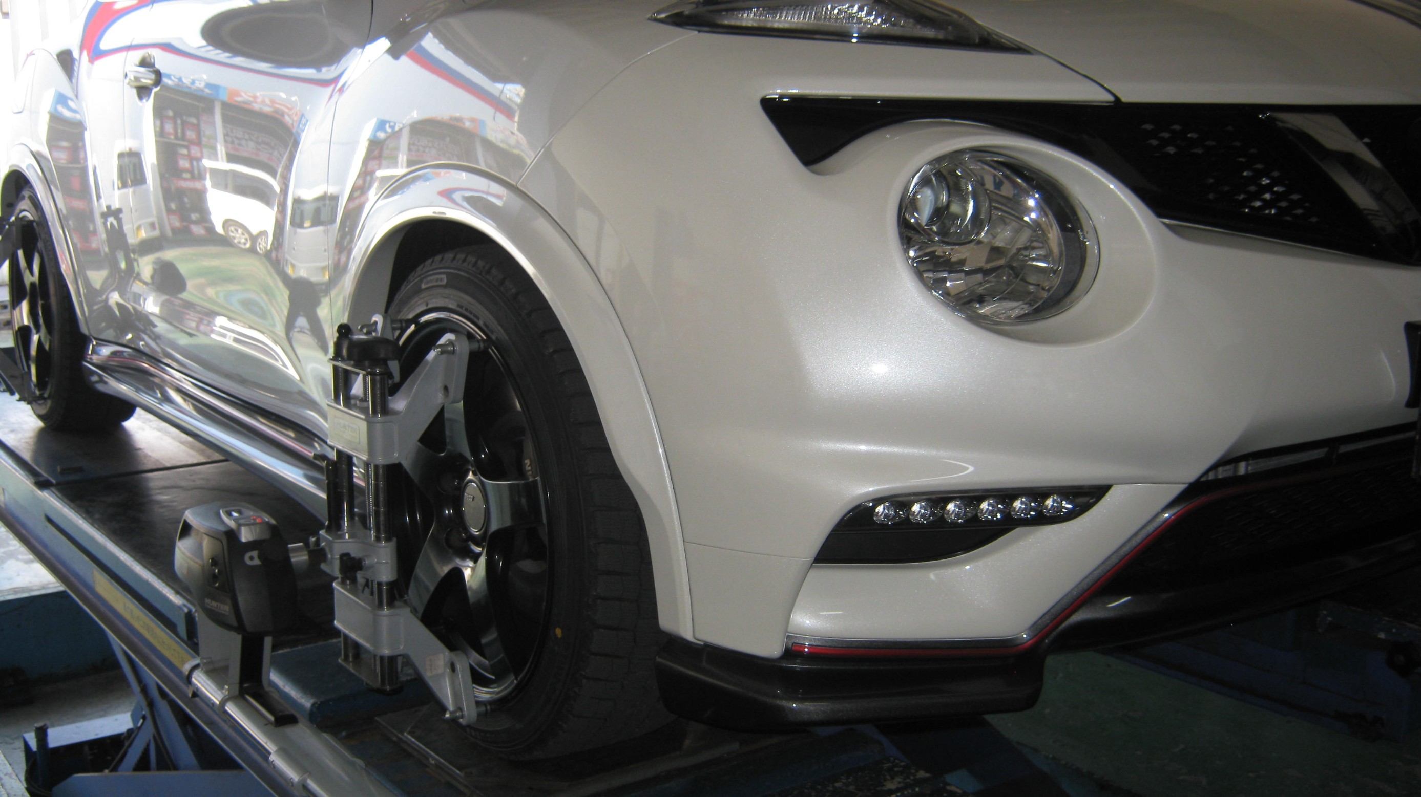 ジュークアライメント調整 日産 スタッフ日記 ミスタータイヤマン タイヤハウスしばやま 茨城県のタイヤ カー用品ショップ ブリヂストンのタイヤ専門店