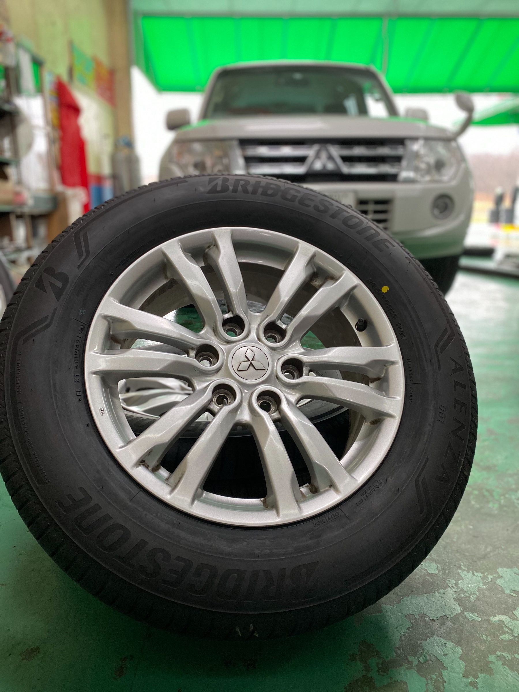 パジェロ タイヤ交換 三菱 パジェロ タイヤ タイヤ ホイール関連 乗用車用タイヤ交換 スタッフ日記 ミスタータイヤマン しばやま 茨城県のタイヤ カー用品ショップ ブリヂストンのタイヤ専門店