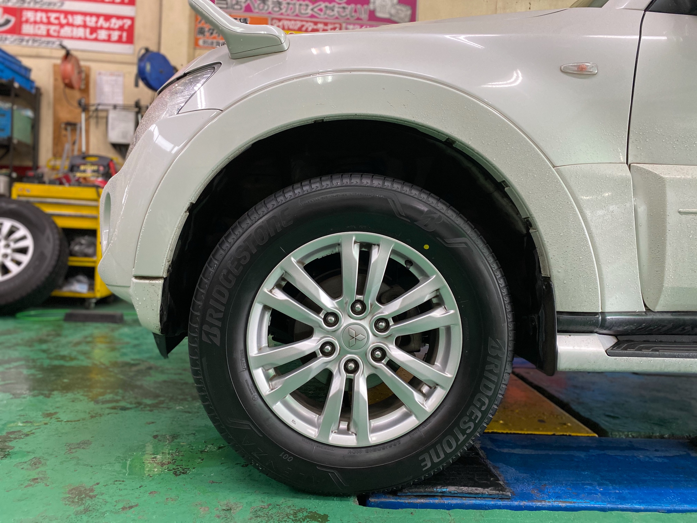 パジェロ タイヤ交換 三菱 パジェロ タイヤ タイヤ ホイール関連 乗用車用タイヤ交換 スタッフ日記 ミスタータイヤマン しばやま 茨城県のタイヤ カー用品ショップ ブリヂストンのタイヤ専門店