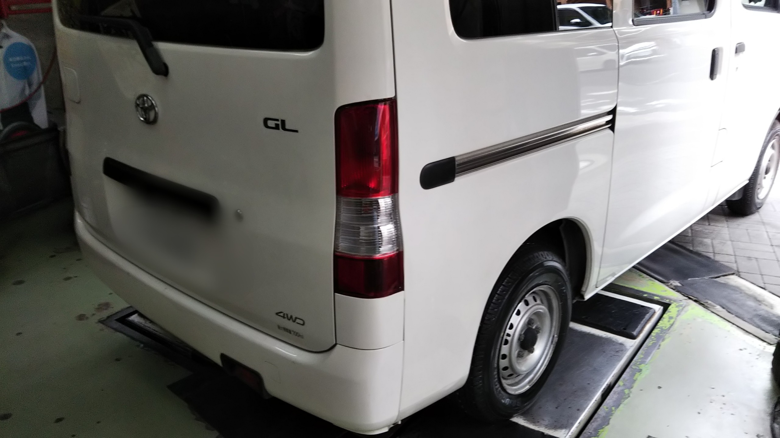 トヨタ タウンエース タイヤ交換 トヨタ タイヤ スタッフ日記 ミスタータイヤマン ホリエ 大阪府 和歌山県のタイヤ カー用品ショップ ブリヂストンのタイヤ専門店 ミスタータイヤマン