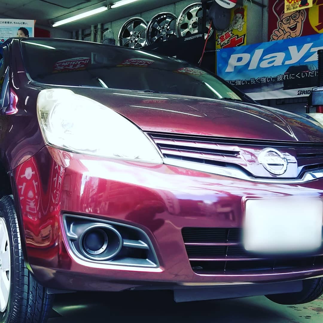 ニッサン ノートタイヤ交換 人 日産 ノート タイヤ スタッフ日記 ミスタータイヤマン ホリエ 大阪府 和歌山県のタイヤ カー用品ショップ ブリヂストンのタイヤ専門店 ミスタータイヤマン