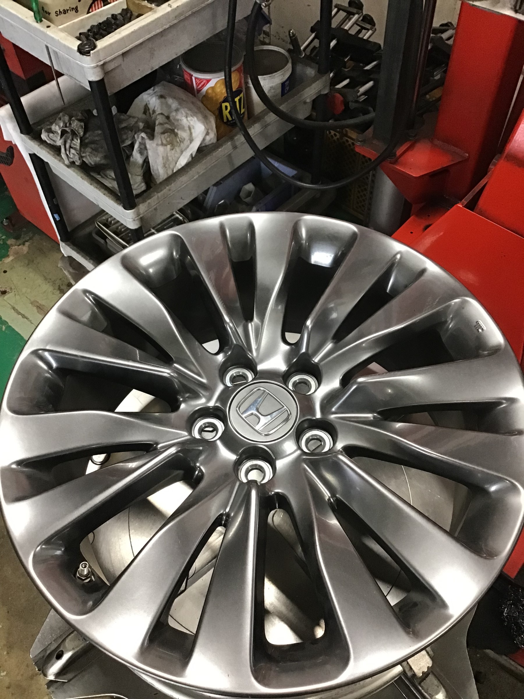 何か変な物が、、、 | ホンダ レジェンド ホイール タイヤ