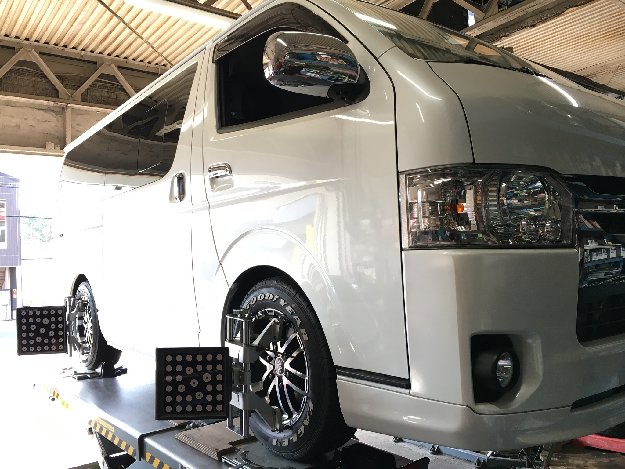 ハイエースのアライメント調整 トヨタ ハイエース タイヤ ホイール関連 アライメント調整 スタッフ日記 ミスタータイヤマン まんが 大阪府 和歌山県のタイヤ カー用品ショップ ブリヂストンのタイヤ専門店