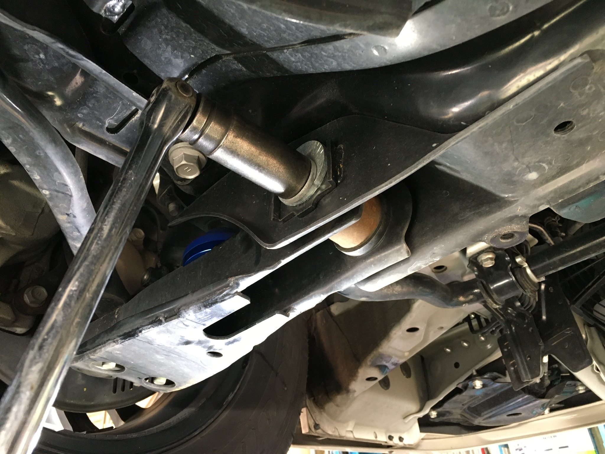 ハイエースのアライメント調整 トヨタ ハイエース タイヤ ホイール関連 アライメント調整 スタッフ日記 ミスタータイヤマン まんが 大阪府 和歌山県のタイヤ カー用品ショップ ブリヂストンのタイヤ専門店