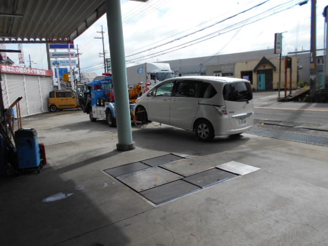 フリードパンクでロードサービス タントカスタムrs車検整備 アルトワークスボディーコーティング ホンダ フリード Av ナビ機器 タイヤ ホイール関連 乗用車用タイヤ交換 スタッフ日記 ミスタータイヤマン M Tech ブリヂストンのタイヤ専門店 ミスタータイヤマン