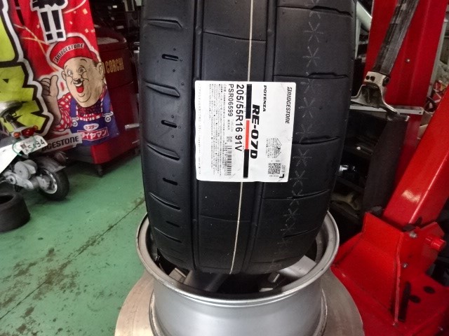 限定価格セール 8 金 クーポンでお得 タイヤ交換対象 スズキ スイフト Z 53s Rmpレーシング Gr12 クリスタルbk ストロボレッド ヨコハマ ブルーアース Ae01f 185 55r16 16インチ サマータイヤ ホイール セット 4本1台分 国内正規品 限定