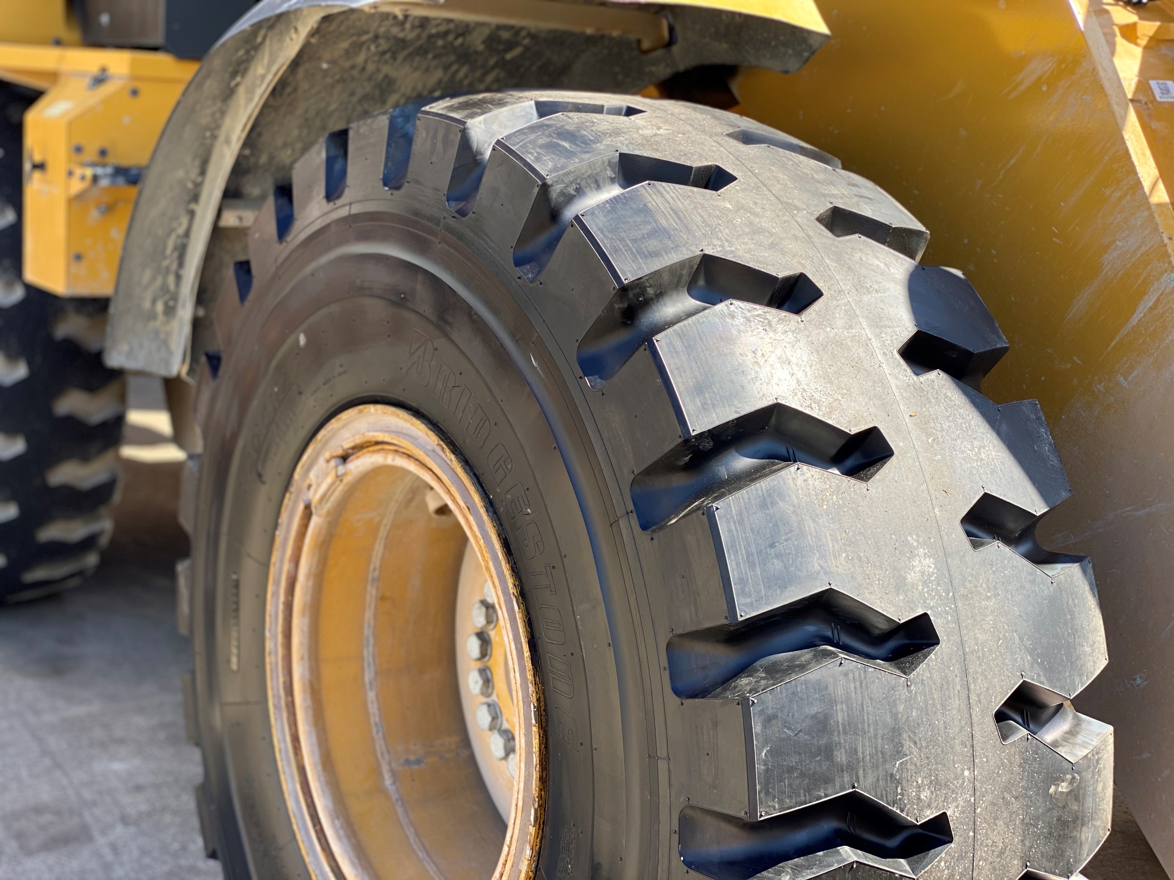 ホイールローダのタイヤ交換 5r25 Bridgestone Vstl タイヤ タイヤ ホイール関連 トラック用タイヤ交換 彰の営業日誌 ミスタータイヤマン 広尾 北海道のタイヤ カー用品ショップ ブリヂストンのタイヤ専門店