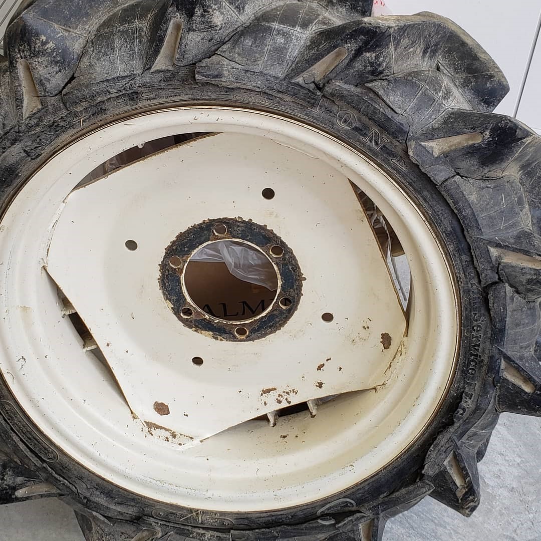 トラクター タイヤ交換 タイヤ タイヤ ホイール関連 トラック用タイヤ交換 スタッフ日記 ミスタータイヤマン 桜井 奈良県のタイヤ カー用品ショップ ブリヂストンのタイヤ専門店