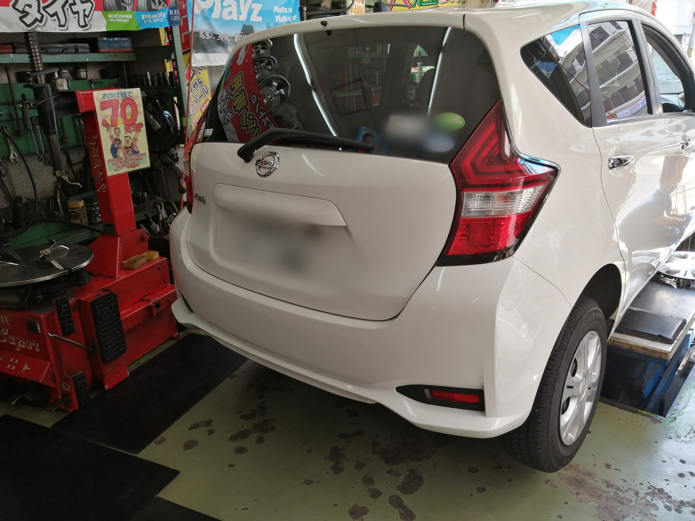 ニッサン ノートタイヤ交換 日産 ノート タイヤ スタッフ日記 ミスタータイヤマン ホリエ 大阪府 和歌山県のタイヤ カー用品ショップ ブリヂストンのタイヤ専門店 ミスタータイヤマン