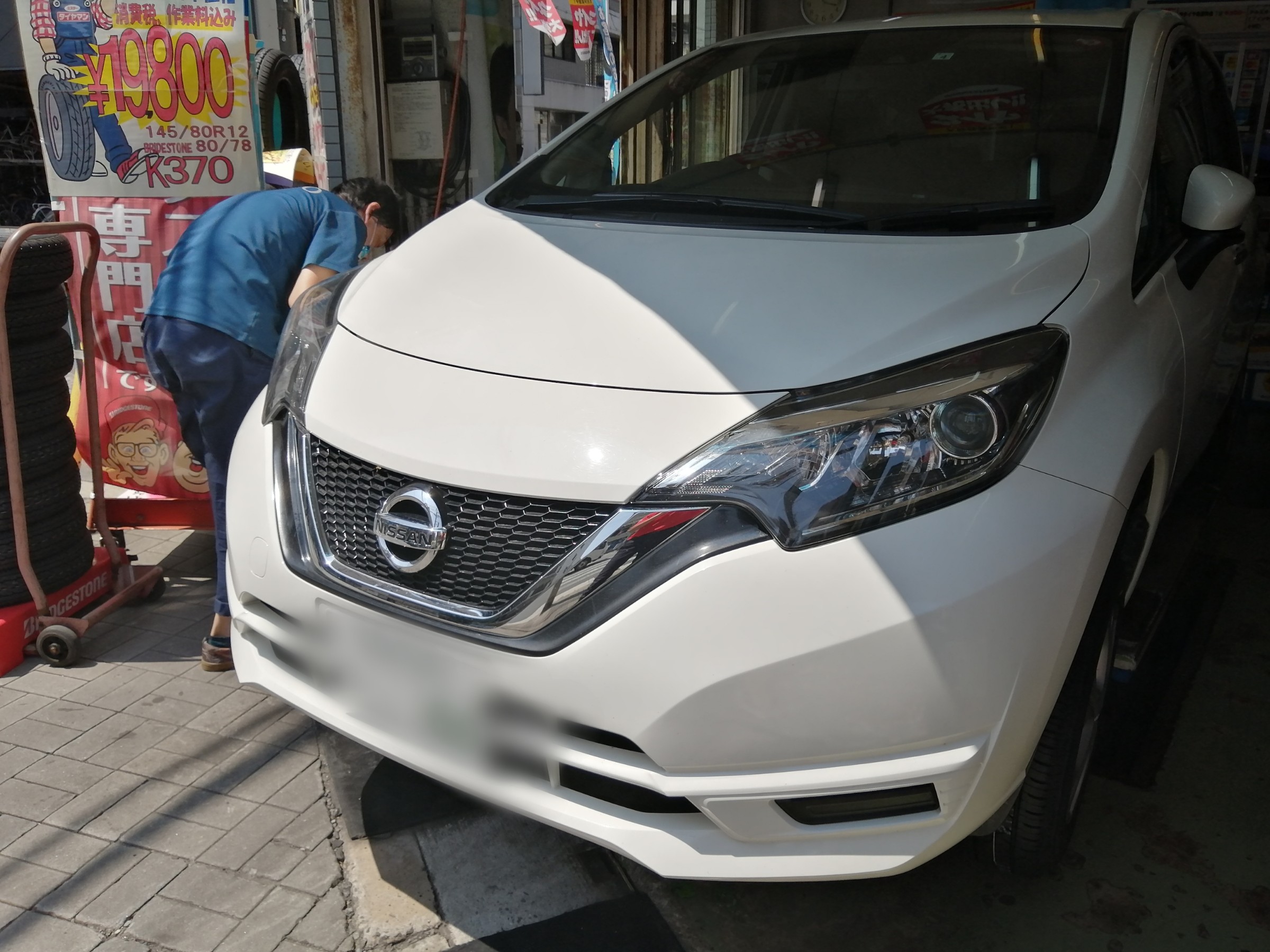 ニッサン ノートタイヤ交換 日産 ノート タイヤ スタッフ日記 ミスタータイヤマン ホリエ 大阪府 和歌山県のタイヤ カー用品ショップ ブリヂストンのタイヤ専門店 ミスタータイヤマン
