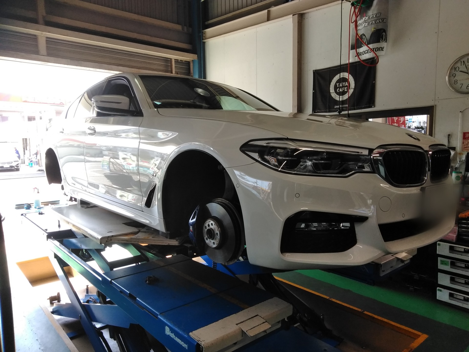 ランフラットタイヤ交換しました Bmw 5シリーズ タイヤ ランフラットタイヤ取扱 スタッフ日記 ミスタータイヤマン 高石 大阪府 和歌山県のタイヤ カー用品ショップ ブリヂストンのタイヤ専門店