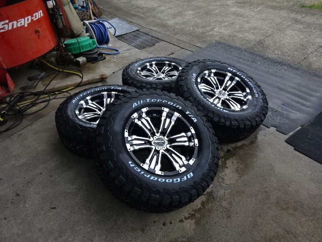 プラドにバトルシップ 駐車場イエロー 積乱雲 フォルクスワーゲンパンク修理不可 トヨタ ランドクルーザー タイヤ タイヤ ホイール関連 乗用車用タイヤ交換 スタッフ日記 ミスタータイヤマン M Tech ブリヂストンのタイヤ専門店 ミスタータイヤマン