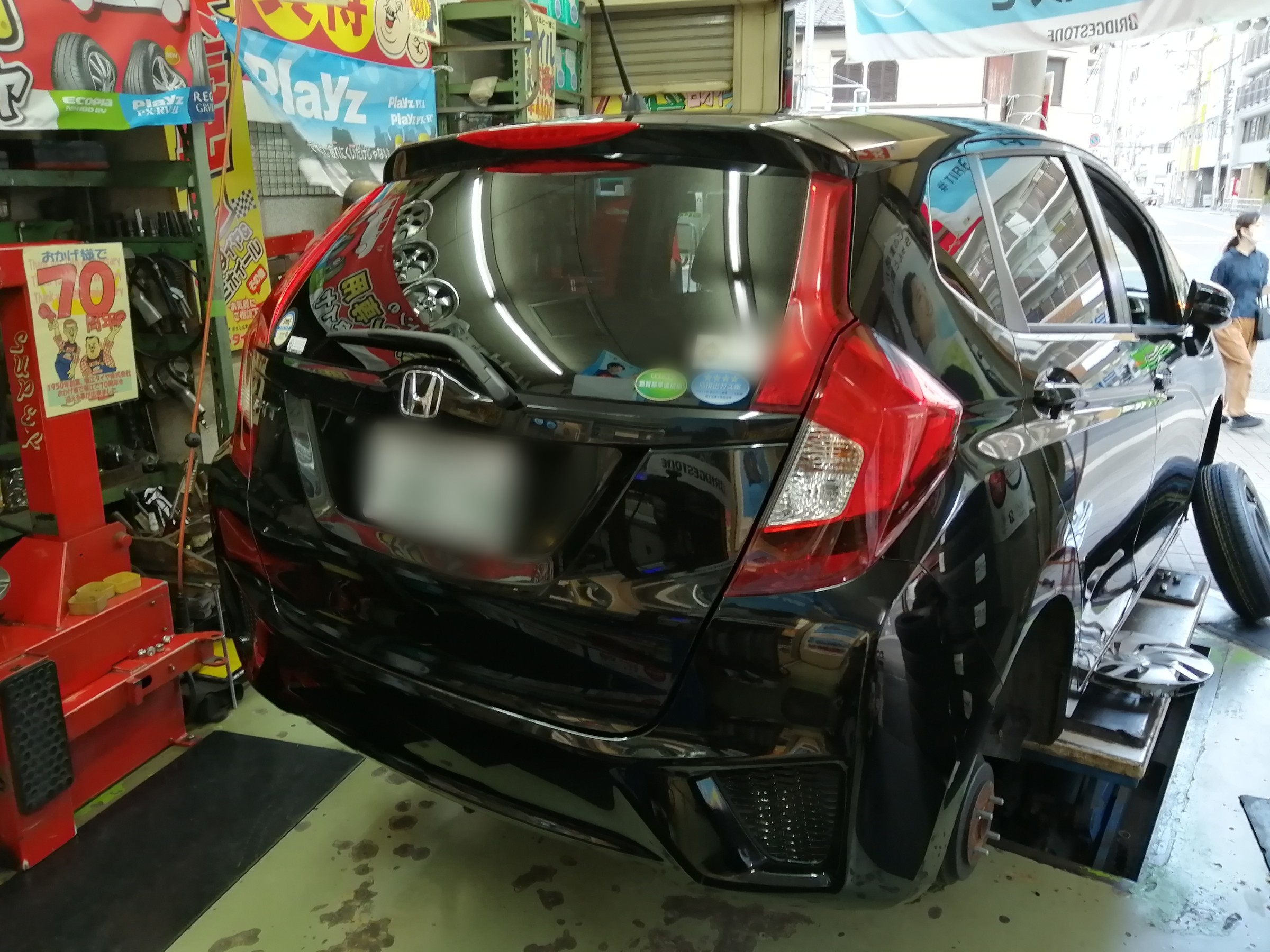 ホンダ フィットタイヤ交換ヽ ヽ ホンダ フィット タイヤ スタッフ日記 ミスタータイヤマン ホリエ 大阪府 和歌山県のタイヤ カー用品ショップ ブリヂストンのタイヤ専門店 ミスタータイヤマン