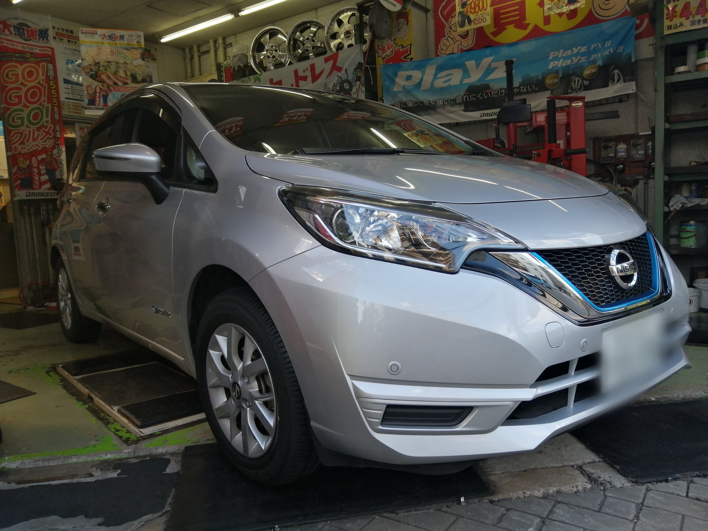 ニッサン ノートタイヤ交換 ﾟ ﾟ 日産 ノート タイヤ スタッフ日記 ミスタータイヤマン ホリエ 大阪府 和歌山県のタイヤ カー用品ショップ ブリヂストンのタイヤ専門店 ミスタータイヤマン